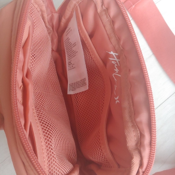 Hurley Waist Bag NWT - Picture 2 of 3